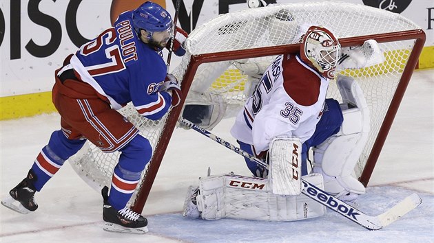 Benoit Pouliot (vlevo) z New York Rangers por branku na montrealskho glmana Dustina Tokarskiho.