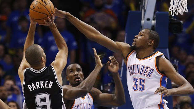 Kevin Durant (vlevo) z Oklahomy blokuje steleck pokus Tonyho Parkera ze San Antonia.