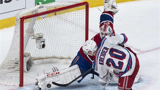 Montrealsk glman Dustin Tokarski likviduje njezd Chrise Kreidera z New York Rangers.