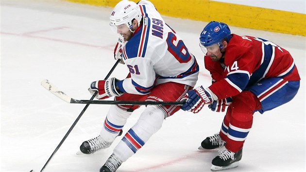 Tom Plekanec (vpravo) z Montrealu se sna ubrnit  Ricka Nashe z NY Rangers.