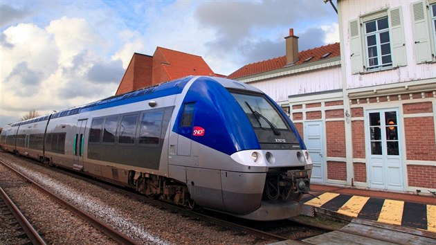 Regionální vlak francouzské elezniní spolenosti SNCF zastavuje ve stanici...
