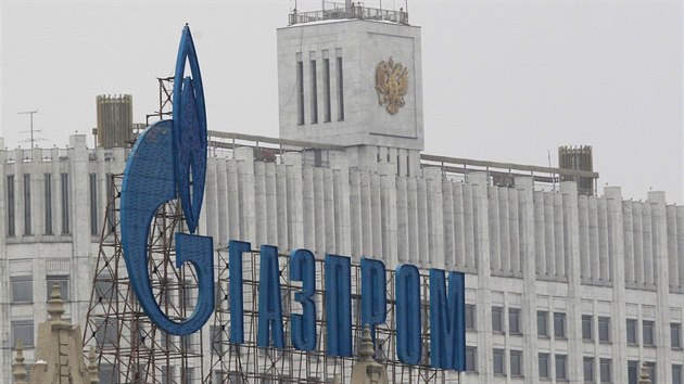 Logo Gazpromu ped moskevskm Blm domem, kde sdl vlda (dve Dm sovt)