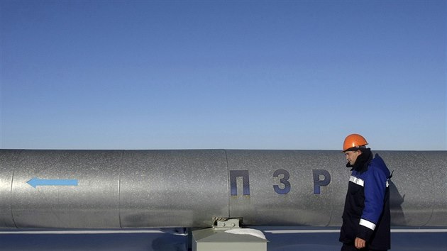 Zamstnanec Gazpromu prochz kolem plynovodu v peerpvac stanici Suda.