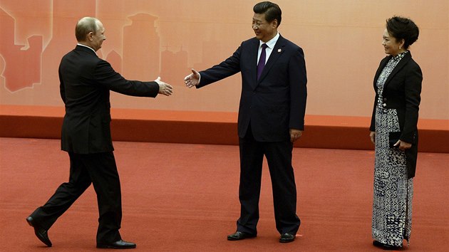 Rusk prezident Vladimir Putin (vlevo) jde pozdravit nskho prezidenta Si in-pching a jeho enu Pcheng Li-jan na summitu v anghaji. (20. kvtna 2014)