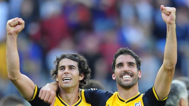 Tiago Mendes (vlevo) a Raul Garcia z Atlétika Madrid slaví panlský titul.