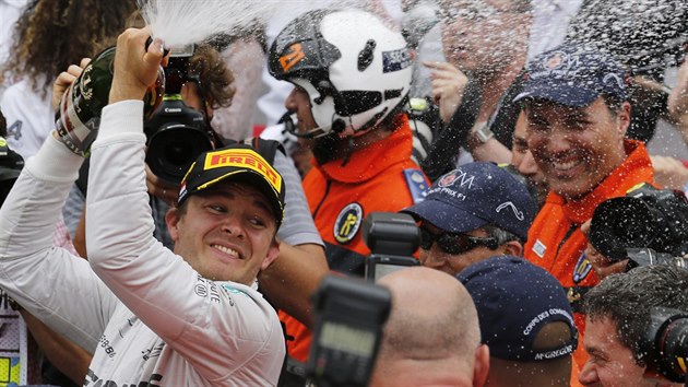 Nico Rosberg slav triumf ve Velk cen Monaka.