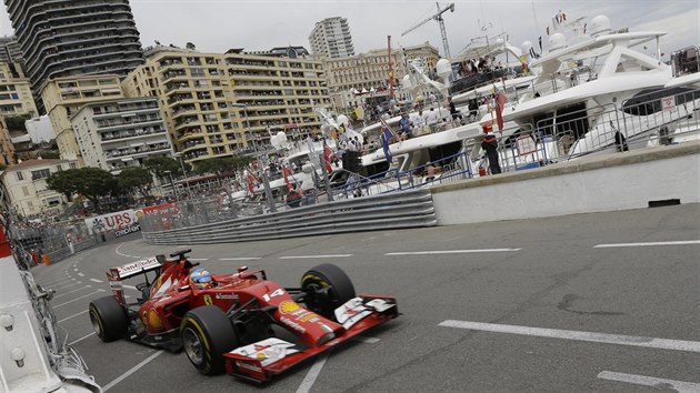Fernando Alonso z Ferrari ve Velk cen Monaka