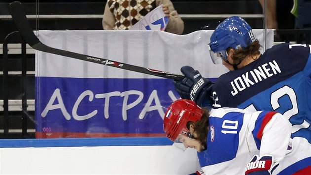 Viktor Tichonov (10) z Ruska a Olli Jokinen z Finska v souboji u mantinelu.