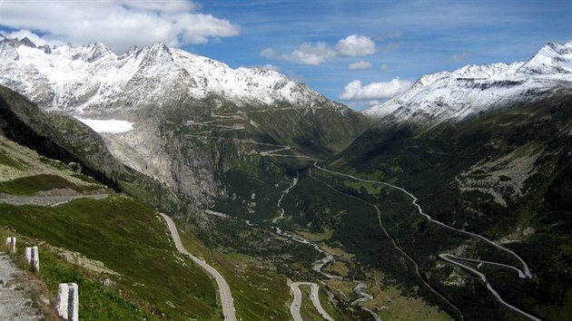 Pohled na silnici klesající z průsmyku Furka do údolí Rhôny (v pozadí)