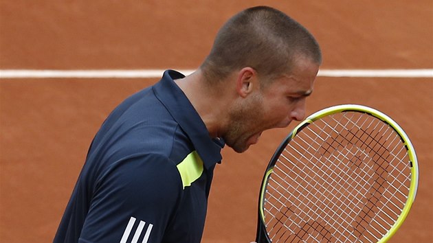 PRO J? Michail Junyj se zlob, jak zahrl jednu z vmn ve 2. kole Roland Garros proti Radku tpnkovi. 