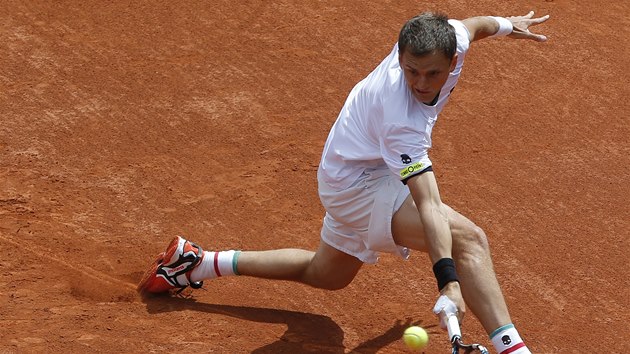 Tenista Alexandr Ndovjesov se pral ve druhm kole Roland Garros proti Tomi Berdychovi skoro ti hodiny. 