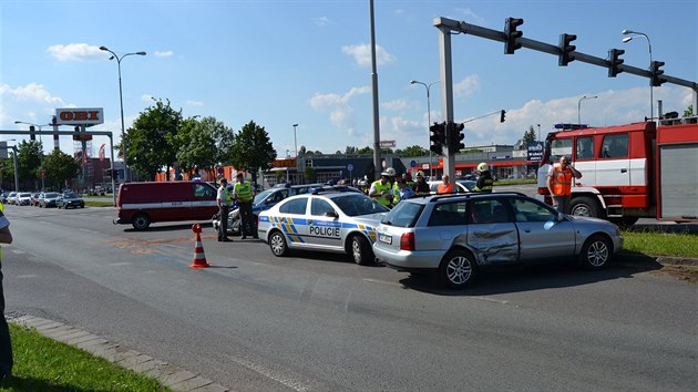 Nehoda policejního auta s dalším vozem se stala na křižovatce ulic Pilnáčkova a Akademika Bedrny v Hradci Králové (25.5.2014).