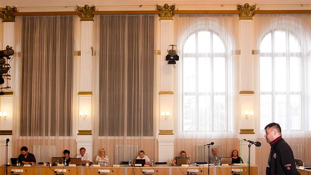 Jednání městského zastupitelstva v Hradci Králové.