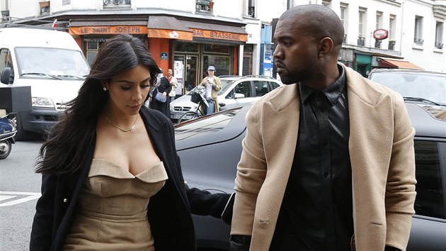 Kim Kardashianová a Kanye West v Paíi. Odtud se letecky pesunuli do...