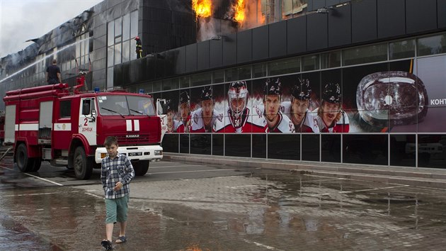 V Doněcku vyhořela část hokejového stadionu (27. května 2014).