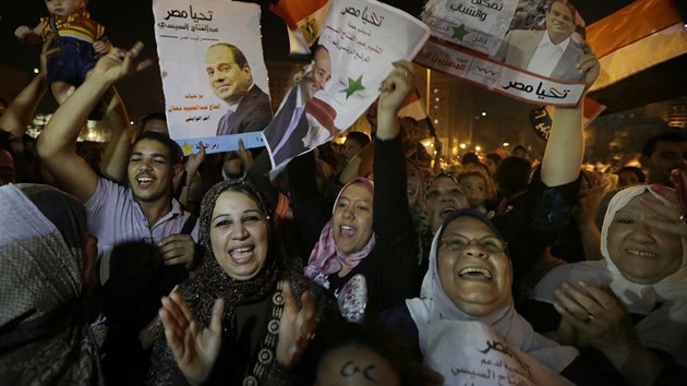 Pznivci Ssho slavili v noci slavili vtzstv na nmst Tahrr (Khira, 28. kvtna 2014).