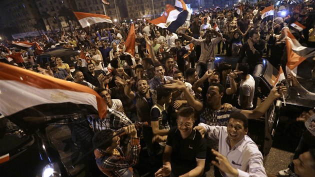 Pznivci Ssho slavili v noci slavili vtzstv na nmst Tahrr (Khira, 29. kvtna 2014).