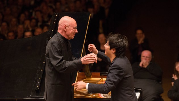 Klavírista Lang Lang a dirigent Christoph Eschenbach v Obecním době (22. května 2014)