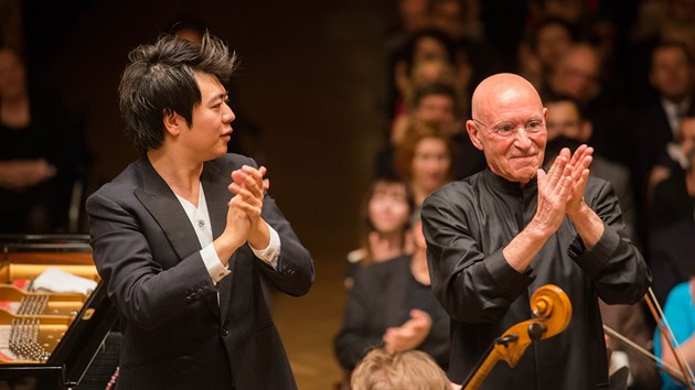 Klavírista Lang Lang a dirigent Christoph Eschenbach v Obecním době (22. května 2014)