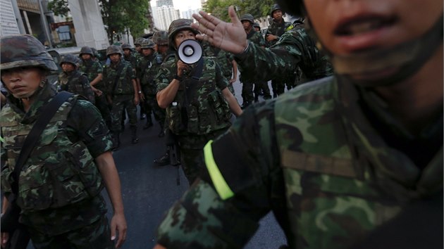 Armda v centru Bangkoku rozhn dav protestujc proti vojenskmu  pevratu. 