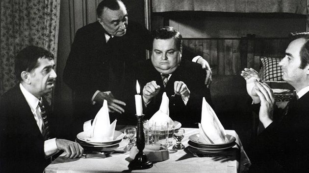 Vlastimil Brodský, Oldřich Nový, Jan Libíček a Jiří Sovák ve filmu Světáci (1969)