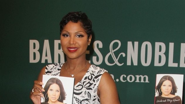 Toni Braxton se svoj novou knihou Unbreak My Heart (New York, 20. kvtna 2014)