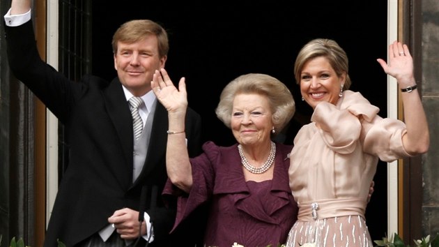 Nizozemsk krlovna Beatrix pedala trn synovi Willemu-Alexanderovi a jeho en Mxim (30. dubna 2013)