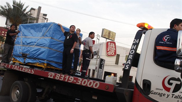 Pevoz tla Manuela Uribeho do krematoria (Monterrey, 26. kvtna 2014)