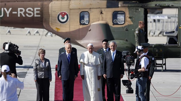 Pape Frantiek se setkal s izraelskm prezidentem imonem Peresem a premirem Benjaminem Netanjahuem po pletu na letit Bena Guriona u Tel Avivu (25. 5. 2014).