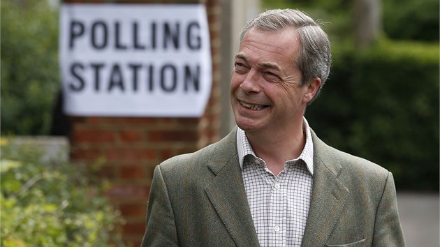Ldr britsk euroskeptick Strany nezvislosti Spojenho krlovstv (UKIP) Nigel Farage m do volebn mstnosti (25. 5. 2014).
