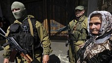 Proru�tí ozbrojenci p�ed sídlem Rinata Achmetova v Don�cku (25. kv�tna 2014)