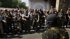 Prorutí ozbrojenci ped sídlem Rinata Achmetova v Doncku (25. kvtna 2014)