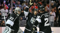 Hokejisté Los Angeles Jonathan Quick, Slava Vojnov a Jarret Stoll (zleva) slaví...