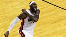 LeBron James z Miami a jeho zvíecí oslava ve tetím duelu s Indianou.