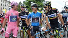 KRAJANÉ. Lídr cyklistického Gira  Nairo Quintana rozmlouvá s ostatními...