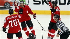 výcarský hokejový útoník Damien Brunner (uprosted) vstelil gól Lotysku a...