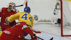 védský hokejista Nicklas Danielsson práv dává gól ve tvrtfinále MS domácímu...