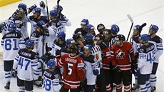 OSLAVY A PROVOKACE. Hokejisté Finska porazili ve �tvrtfinále MS Kanadu, která...