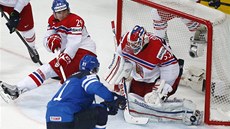 GÓLOVÁ �ANCE. Alexander Salák zasahuje proti st�ele Joriho Lehtery levým