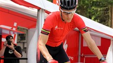 Olympijský vítz Jaroslav Kulhavý vyráí z týmového stanu Specialized na