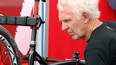 Mechanik Sandy dolauje ped závodem Svtového poháru v Novém Mst na Morav