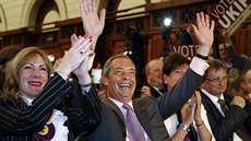Lídr britských euroskeptik Nigel Farage oslavuje výsledky voleb do Evropského...