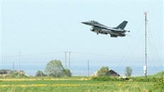 Letecká podpora v podob stroje F-16 na cviení Unified Vision v Norsku