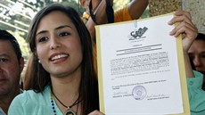 Patricia Ceballosová s certifikátem, jen� potvrzuje její volební vít�zství ve...