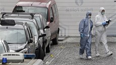 Policisté prohledávají prostor před židovským muzeem v centru Bruselu, kde se v...