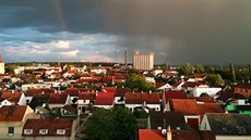 �ekání na bou�ku v Bohu�ovicích nad Oh�í.  (23. kv�tna 2014)