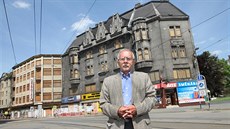 Zástupce ombudsmanky Stanislav K�e�ek p�ed jednou ze t�í �ástí módního domu...