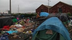 Uprchlický tábor v Calais, který policie zaala ve stedu vyklízet.