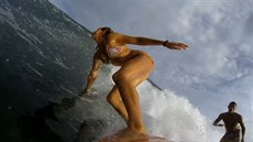 Surfa Chris Ward krotil vlny na Havaji se svou estnáctiletou dcerou Maliou.