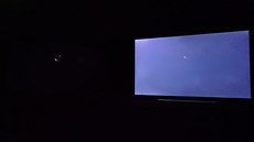 Sony 4K: Plamínek svíky. Vlevo Sony, vpravo Samsung.